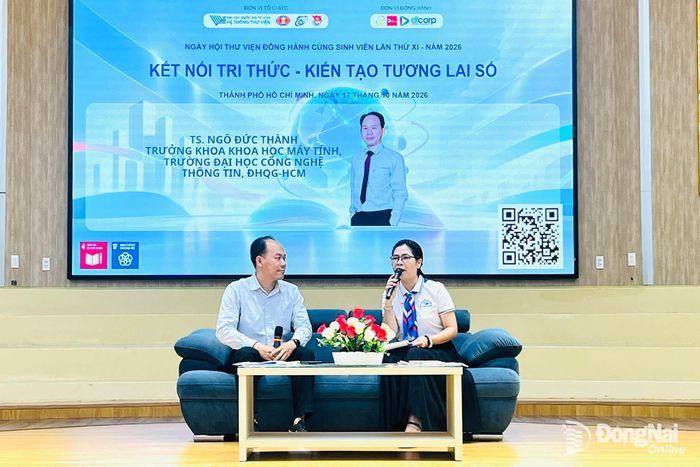 Tiến sĩ Ngô Đức Thành, Trưởng khoa Khoa học máy tính, Trường đại học Công nghệ thông tin và Tiến sĩ Bùi Thu Hằng, Giám đốc Trung tâm Thông tin, Thư viện và Bảo tàng, Trường đại học Khoa học xã hội và Nhân văn trao đổi tại talkshow.