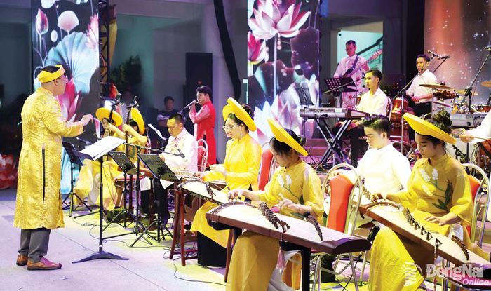Giữ gìn văn hóa truyền thống trong thế hệ trẻ cũng là giải pháp để bảo tồn giá trị tốt đẹp của dân tộc trong dòng chảy hội nhập. Trong ảnh: Trường trung cấp Văn hóa nghệ thuật Đồng Nai biểu diễn phục vụ hoạt động đối ngoại của thành phố.
