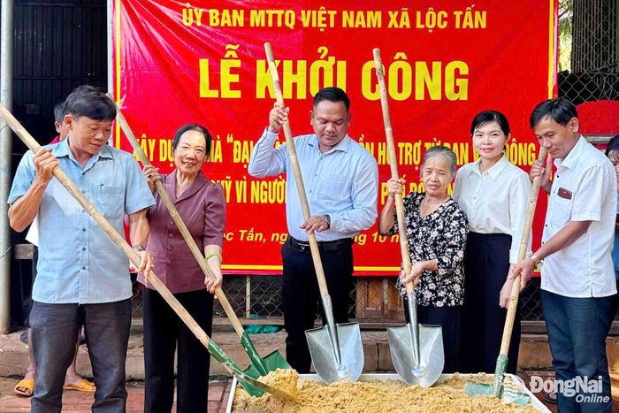 Đại diện Ủy ban MTTQ Việt Nam xã Lộc Tấn phối hợp khởi công xây dựng nhà đại đoàn kết cho người có hoàn cảnh khó khăn. Ảnh: ĐPCC