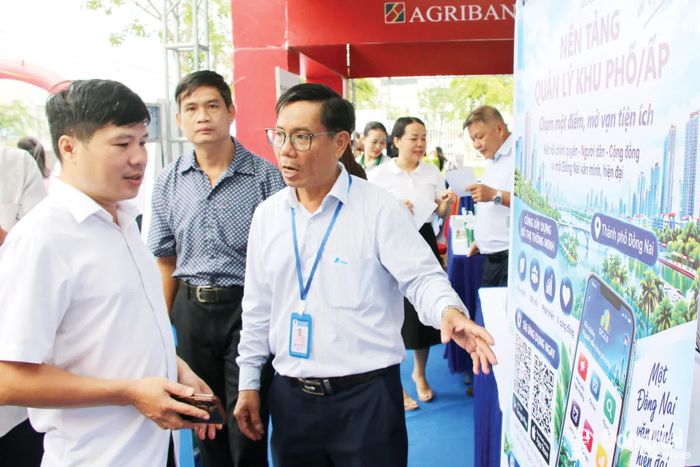 Người dân tham khảo những tiện ích của nền tảng Quản lý khu phố/ấp (DC4.0) tại một triển lãm sản phẩm, ứng dụng số ở phường Trảng Bom vào tháng 10-2026.