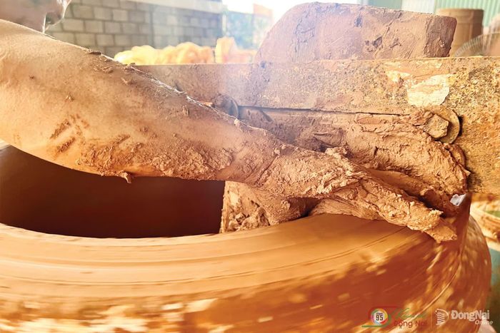 Việc tạo hình cho gốm đòi hỏi sự sáng tạo, nắn chỉnh các chi tiết một cách tỉ mỉ.