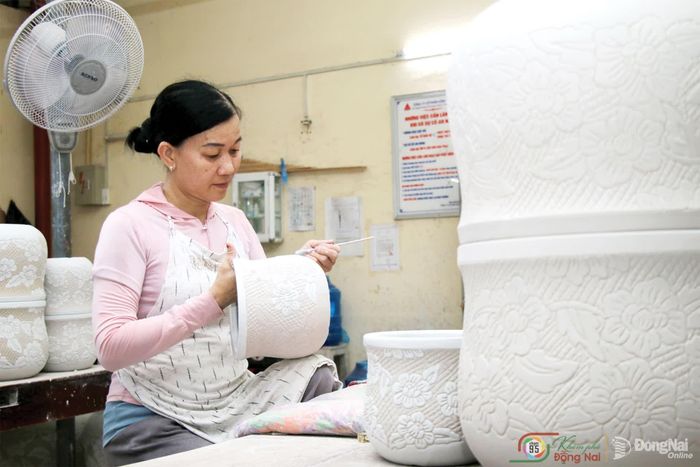 Một trong những dòng gốm truyền thống được ưa chuộng của gốm Biên Hòa là gốm chạm khắc, chạm lộng, trang trí nét chìm…