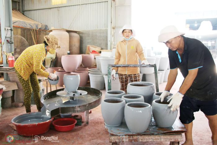 Dòng gốm tráng men cũng mang đến những nét đặc trưng của gốm Biên Hòa.