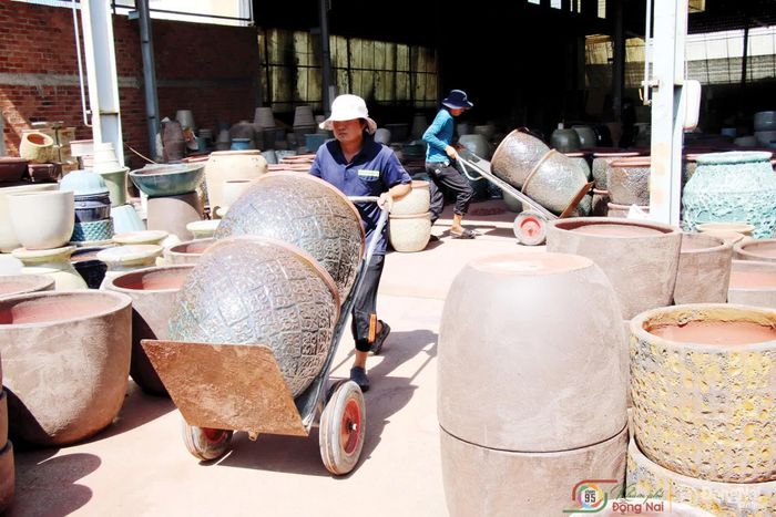 Dưới tác động của nhiệt độ cao (hơn 1.000OC), những sản phẩm gốm ra lò được nhân công chuyển vào nơi tập kết trước khi đóng hàng cung ứng cho thị trường trong nước và xuất khẩu.