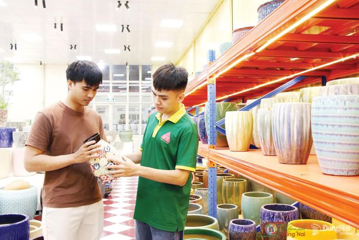 Bên cạnh những dòng sản phẩm truyền thống, nhiều doanh nghiệp gốm ở phường Biên Hòa đã đẩy mạnh phát triển nhiều dòng sản phẩm kết hợp giữa những tinh hoa gốm truyền thống với thị hiếu, thẩm mỹ của giới trẻ.