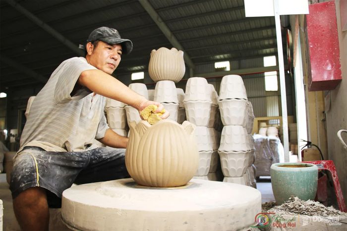 Người thợ tỉ mỉ kiểm tra những chi tiết trên bề mặt gốm để đảm bảo yêu cầu chất lượng của sản phẩm.
