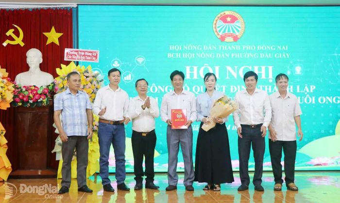 Lãnh đạo Hội Nông dân phường Dầu Giây trao quyết định thành lập Chi hội Nông dân nghề nghiệp nuôi ong phường. Ảnh: Nhật Quang