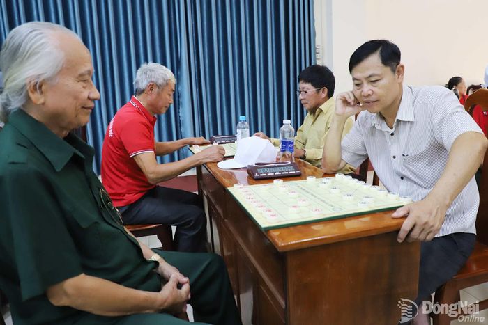 Người cao tuổi dự thi môn cờ tướng. Ảnh: My Ny