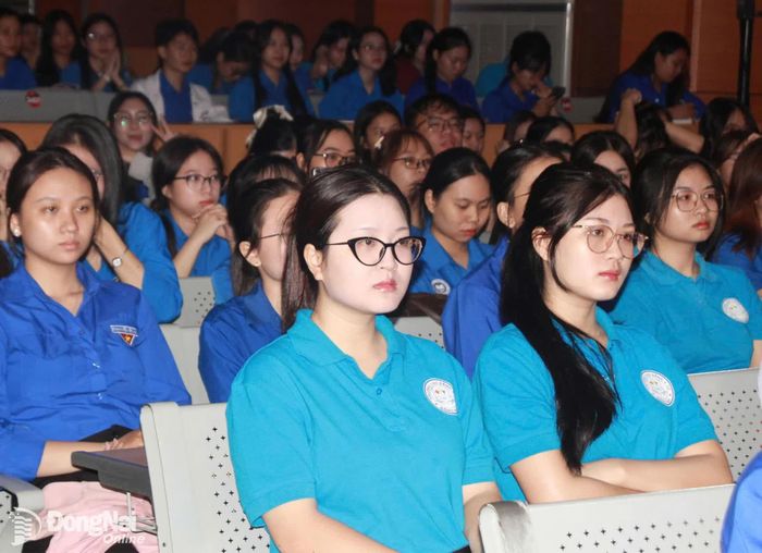 Đông đảo sinh viên tham gia Talkshow Ứng dụng AI trong nghiên cứu khoa học. Ảnh: Nga Sơn