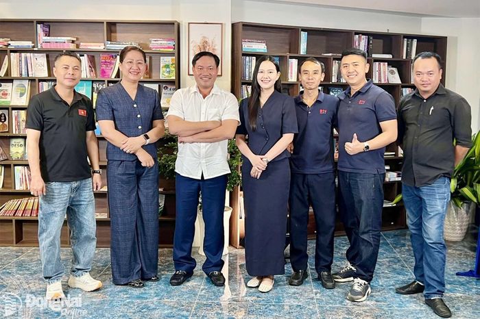 Doanh nhân Đặng Văn Điềm cùng ekip sản xuất chương trình Trò chuyện cùng doanh nhân. Ảnh: Hoàng Huấn