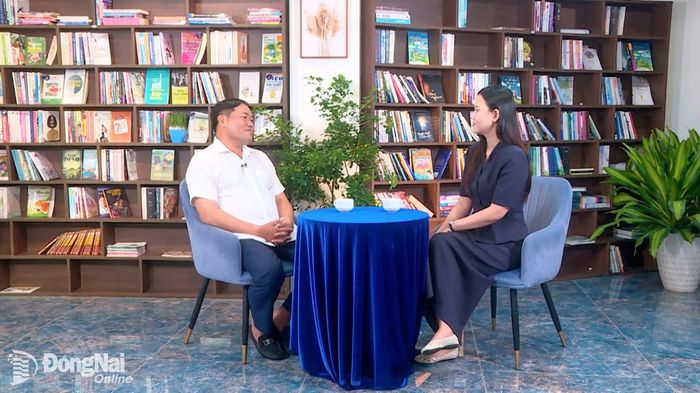 MC Minh Tâm trò chuyện cùng doanh nhân Đặng Văn Điềm trong chương trình Trò chuyện cùng doanh nhân của Báo và Phát thanh, Truyền hình Đồng Nai. Ảnh: Hoàng Huấn