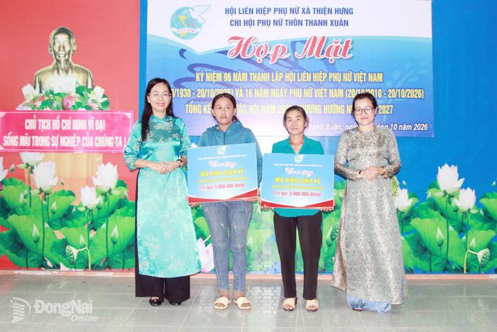 Thành ủy viên, Phó Chủ tịch Ủy ban MTTQ Việt Nam thành phố, Chủ tịch Hội Liên hiệp phụ nữ thành phố Lê Thị Thanh Loan (bìa trái) trao hỗ trợ hội viên, phụ nữ có hoàn cảnh đặc biệt khó khăn tại xã Thiện Hưng.
