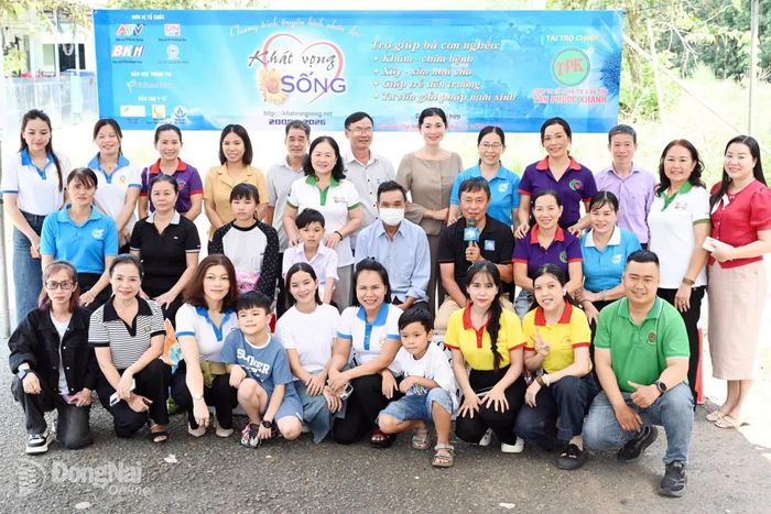 Vòng tay yêu thương của cộng đồng đã tiếp thêm nghị lực cho người mẹ trẻ kiên cường chiến đấu với bệnh tật, thắp sáng lại hy vọng cho hai đứa trẻ thơ đến trường. Ảnh: Khánh Đan