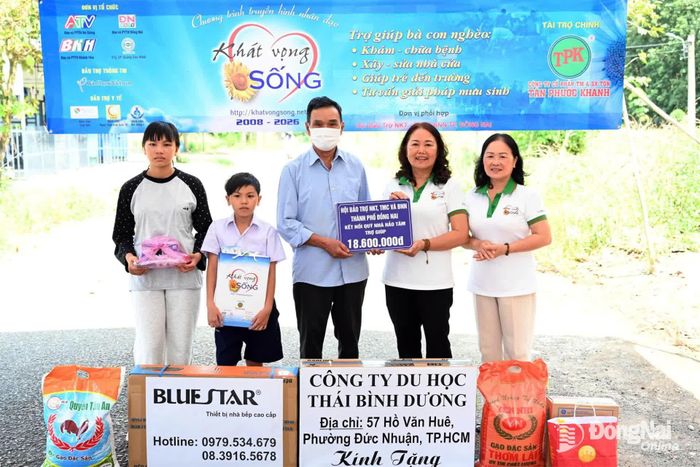 Hội Bảo trợ người khuyết tật, trẻ mồ côi và bệnh nhân nghèo thành phố Đồng Nai vận động trao tặng 18,6 triệu đồng. Ảnh: Khánh Đan