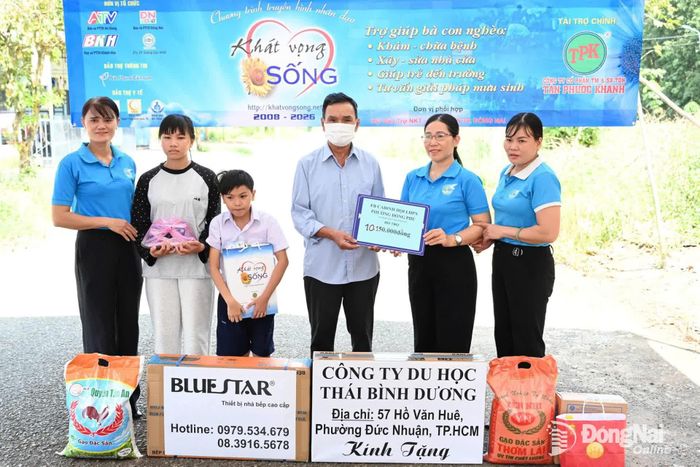 Đại diện lãnh đạo phường Đồng Phú, Ban khu phố Tân An thăm hỏi, động viên và trao hỗ trợ gia đình chị Thảo. Ảnh: Thu Hiền