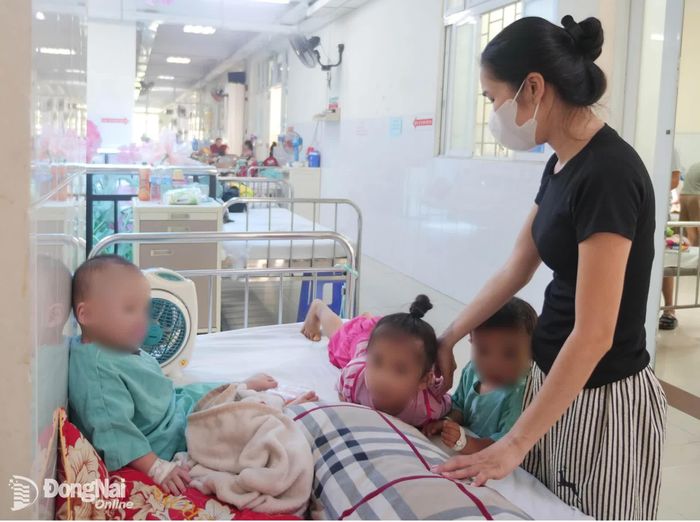 Do số lượng bệnh nhân nhập viện tăng cao, nhiều bệnh nhân được bố trí các giường ngoài hành lang. Ảnh: Hạnh Dung