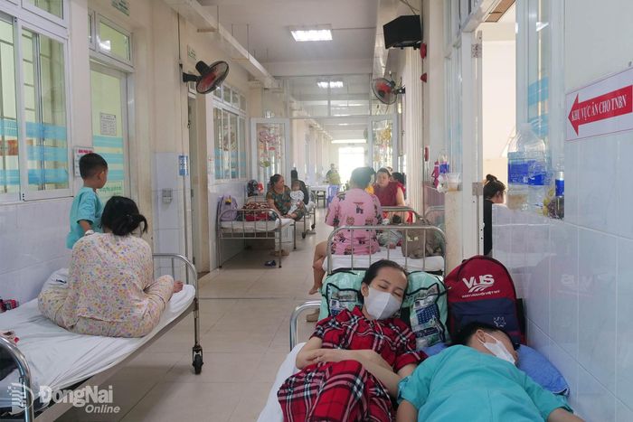 Hành lang được kê thêm giường bệnh để đáp ứng cho số lượng bệnh nhi tăng cao. Ảnh: Hạnh Dung