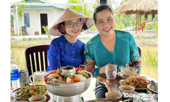Du khách thưởng thức lẩu cù lao tại Khu du lịch sinh thái “Cánh đồng Cậu Ba” xã Châu Thới, tỉnh Cà Mau.