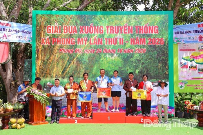 Lãnh đạo xã Phong Mỹ trao giải Nhất, Nhì, Ba cho các đội thi đấu nội dung đôi nam nữ,