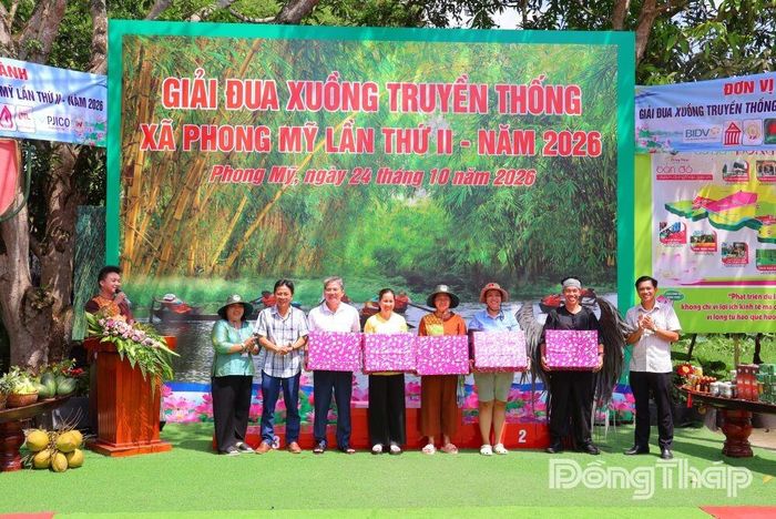 Ban Tổ chức trao các giải phụ, ghi nhận sự sáng tạo trong trang phục và tinh thần hưởng ứng nhiệt tình của vận động viên, cổ động viên.