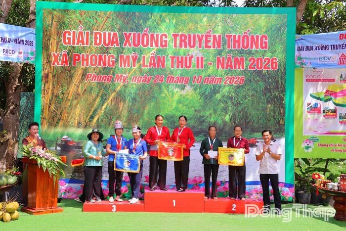 Lãnh đạo xã Phong Mỹ trao giải Nhất, Nhì, Ba cho các đội thi đấu nội dung đôi nữ.