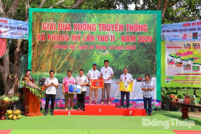 Lãnh đạo xã Phong Mỹ trao giải Nhất, Nhì, Ba cho các đội thi đấu ở nội dung đôi nam.