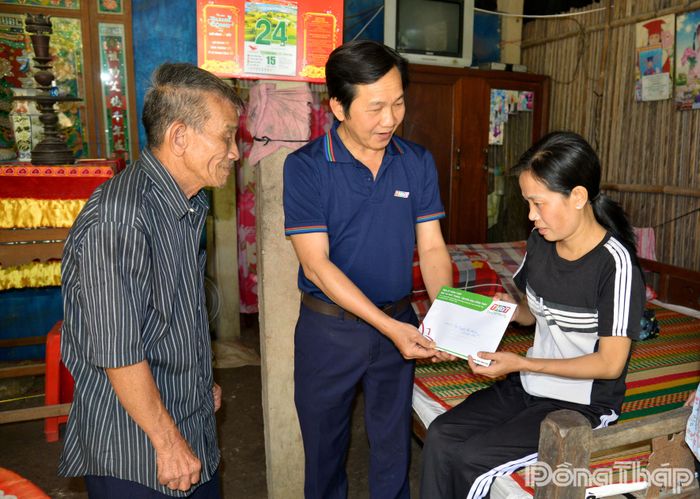 Đồng chí Nguyễn Trọng Tấn, Phó Giám đốc Báo và phát thanh, truyền hình Đồng Tháp, thăm hỏi và trao tiền hỗ trợ của bạn đọc đến hộ gia đình ông Nguyễn Văn Trương.