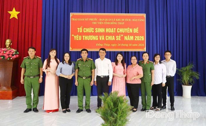 Ban Tổ chức và Ban Giám khảo chụp ảnh lưu niệm.