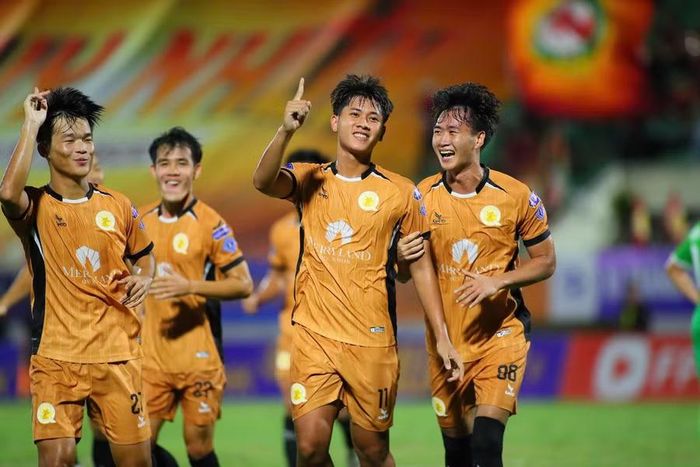  Chiến thắng 4-0 trước Lâm Đồng mang lại niềm vui cho các cầu thủ Quy Nhơn United và người hâm mộ trên sân Quy Nhơn. Ảnh: Nguyễn Dũng 