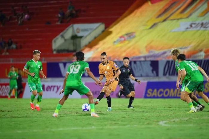  Trong trận đấu đầu tiên khoác áo Quy Nhơn United, ngoại binh Adeljakobsen (áo vàng) đã để lại dấu ấn với đường chuyền thuận lợi, tạo điều kiện để Trịnh Long Vũ ghi bàn nhân đôi cách biệt. Ảnh: Nguyễn Dũng 