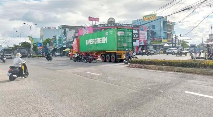Xe tải, ô tô và xe máy cùng lưu thông, chuyển hướng qua nút giao ngã ba Diêu Trì (xã Tuy Phước), tiềm ẩn nguy cơ mất an toàn giao thông. Ảnh: Công Luận