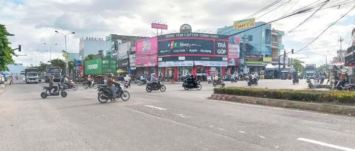 Nút giao giữa quốc lộ 1 và quốc lộ 19C tại khu vực ngã ba Diêu Trì (xã Tuy Phước) có nhiều phương tiện lưu thông qua lại. Ảnh: Công Luận