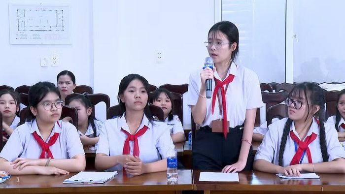  Học sinh đặt câu hỏi liên quan đến vấn đề bảo vệ trẻ em. Ảnh: Mạnh Hà 