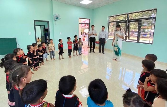  Điểm trường Mầm non làng Dun De góp phần khắc phục khó khăn về cơ sở vật chất, tạo môi trường học tập khang trang, an toàn, thân thiện cho trẻ. Ảnh: Bạch Phương Lộc 