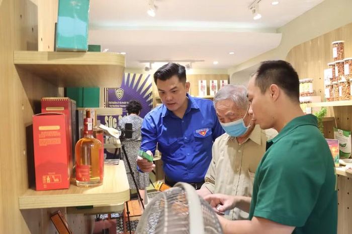  Anh Phạm Hồng Hiệp - Ủy viên Ban Thường vụ Trung ương Đoàn, Phó Chủ tịch Ủy ban MTTQ Việt Nam tỉnh Gia Lai, Bí thư Tỉnh đoàn giới thiệu về các sản phẩm. Ảnh: ĐVCC 