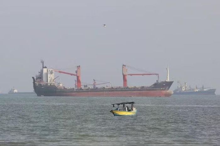  Tàu thuyền di chuyển trên eo biển Hormuz. Ảnh: Reuters 