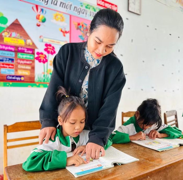 Được Ban quản lý làng Đak Tơ Neng tổ chức đưa đón tập trung, em Đinh Thị Nếc (lớp 3C) đã khắc phục khó khăn đi lại, duy trì việc học tập. Ảnh: Chương Hiếu