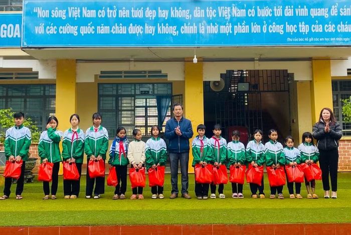 Trường Phổ thông dân tộc bán trú Tiểu học và THCS Đak Rong và các nhà hảo tâm tặng quà cho học sinh khó khăn đầu năm học. Ảnh: ĐVCC