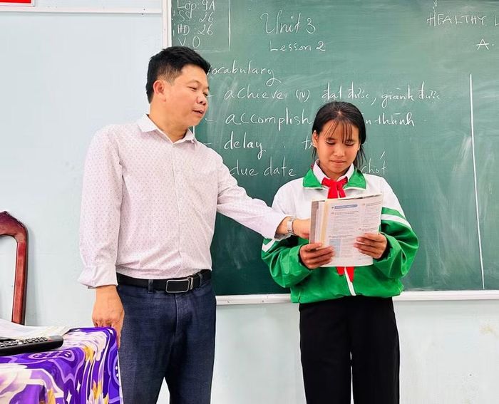 Thầy giáo và ban quản lý làng kiên trì vận động, giúp em Đinh Thị Nét (lớp 9A) duy trì việc đến lớp. Ảnh: Chương Hiếu