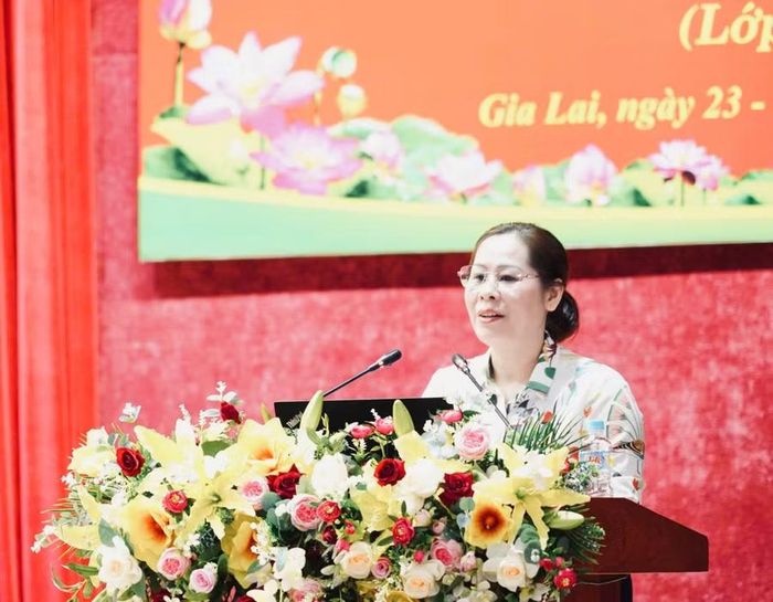 Phó Trưởng ban Tuyên giáo Tỉnh ủy Vũ Thị Thu tập huấn chuyên đề kỹ năng nắm bắt, định hướng dư luận xã hội trong nhân dân. Ảnh: Nguyễn Hân