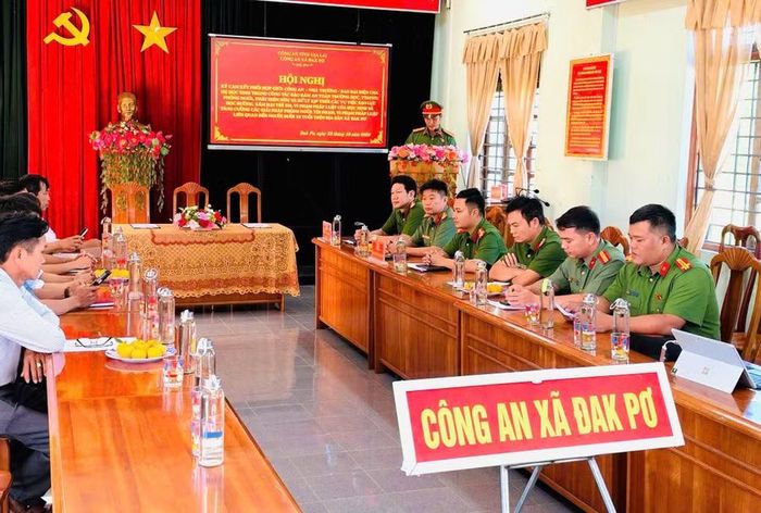 Công an xã Đak Pơ tổ chức ký cam kết phối hợp giữ gìn an ninh, phòng chống bạo lực học đường và xâm hại trẻ em, nâng cao an toàn cho học sinh. Nguyễn Tú