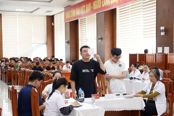  Thanh niên phường Quy Nhơn tham gia sơ tuyển sức khỏe NVQS năm 2027. Ảnh: Hồng Phúc 