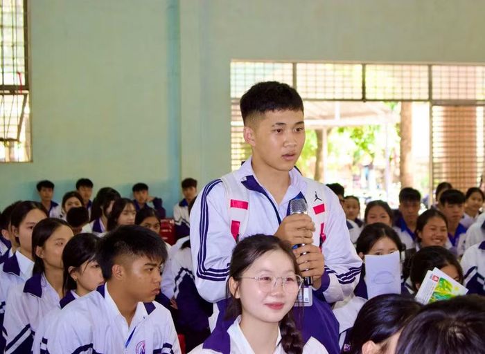 Học sinh tích cực trao đổi, trả lời câu hỏi tìm hiểu pháp luật. Ảnh: Minh Chí