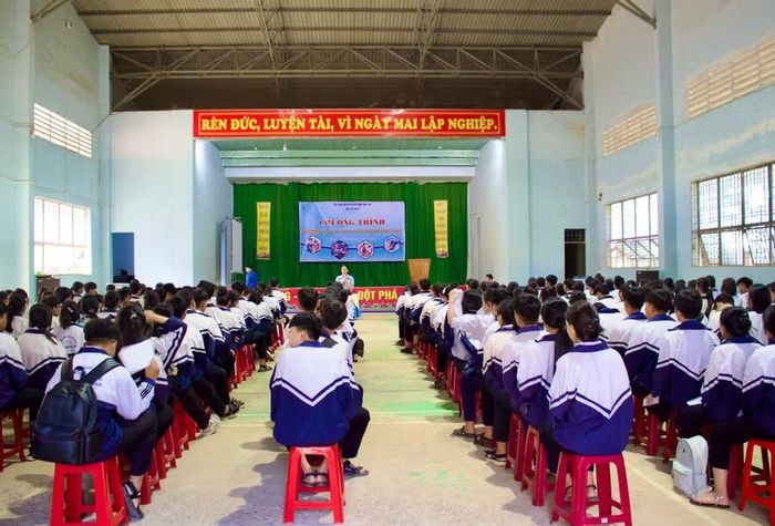 Báo cáo viên phổ biến kiến thức pháp luật cho học sinh. Ảnh: Minh Chí