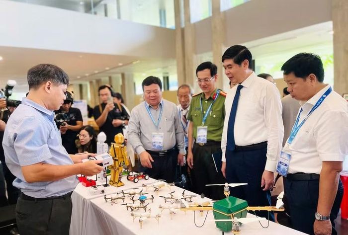  Không gian triển lãm sản phẩm khởi nghiệp, KHCN và đổi mới sáng tạo tại ngày hội. Ảnh: Trần Dung 
