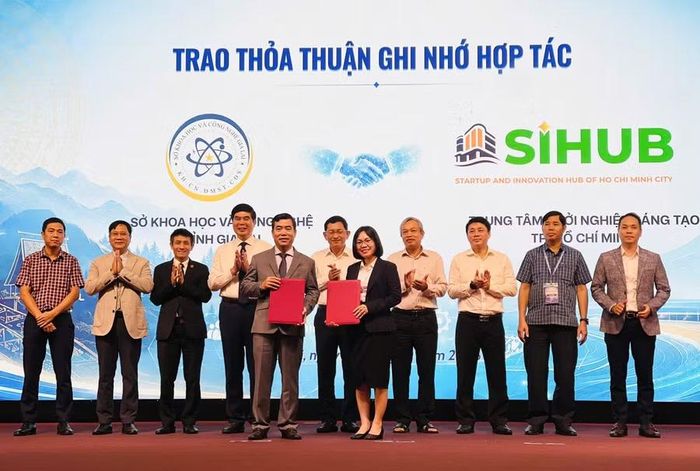  Sở Khoa học và Công nghệ tỉnh Gia Lai thỏa thuận ghi nhớ hợp tác với các đơn vị nhằm mở rộng mạng lưới hỗ trợ doanh nghiệp và cộng đồng khởi nghiệp. Ảnh: Trần Dung 