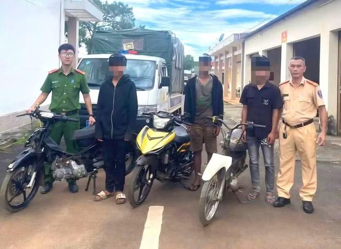  Đội Cảnh sát giao thông đường bộ số 2 (Phòng Cảnh sát giao thông, Công an tỉnh Gia Lai) phối hợp cùng Công an xã Chư Păh xử lý nhóm thanh thiếu niên lạng lách, bốc đầu xe quay clip đăng lên Facebook. Ảnh: Văn Ngọc 