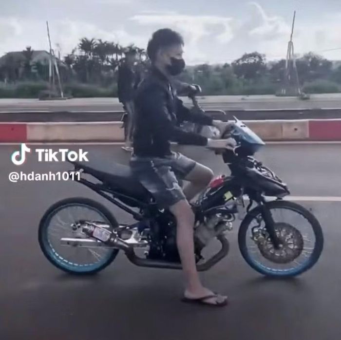  Nhiều thanh thiếu niên tự ý đăng tải các clip vi phạm trật tự an toàn giao thông lên mạng xã hội. Ảnh chụp màn hình 