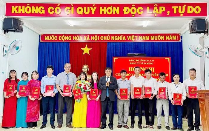 Ban Thường vụ Đảng ủy xã Ia Băng công bố các quyết định chỉ định cấp ủy, Bí thư, Phó Bí thư của 9 chi bộ trực thuộc nhiệm kỳ 2025 - 2030. Ảnh: Khánh Phong