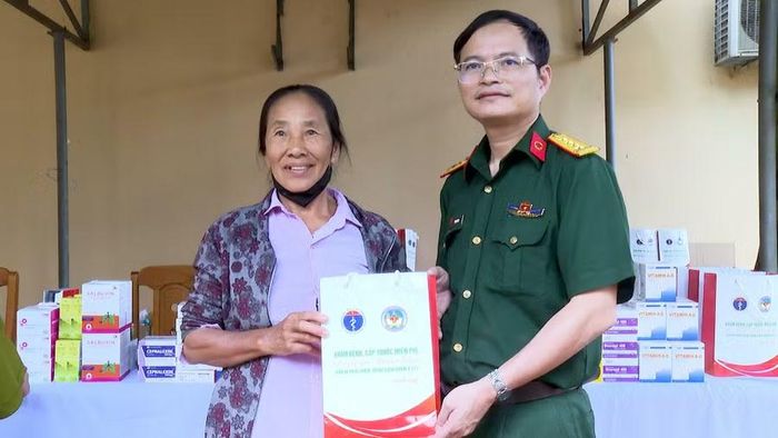 Người dân đến khám được cấp thêm thuốc bổ và thuốc điều trị bệnh miễn phí. Ảnh: Mạnh Hà